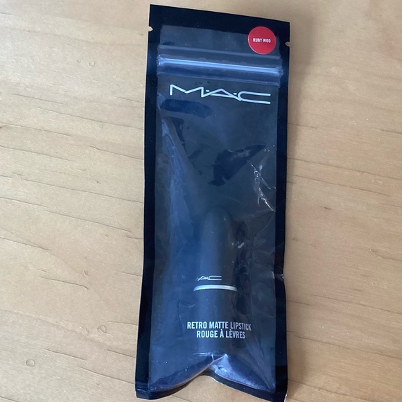 MAC Retro Matte Lip Stick (Ruby Woo) - Picture 4 of 8
